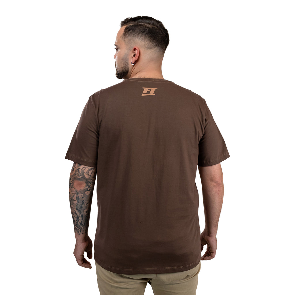 Camiseta Off Road FT - Modelo masculino costas com logo FT