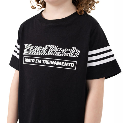 Camiseta Infantil Piloto FT — vista frontal do torso, logo FuelTech Piloto em Treinamento em silk gel relevo e listras nas mangas