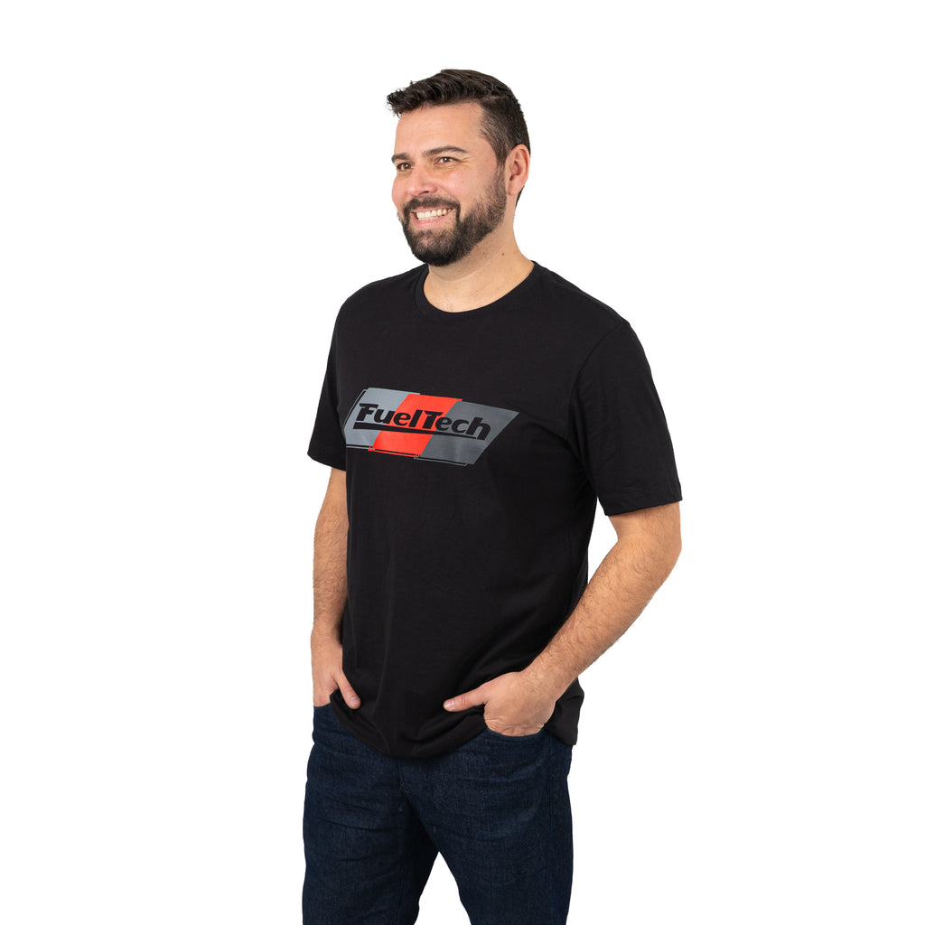 Camiseta Escala FT - modelo masculino, corpo inteiro